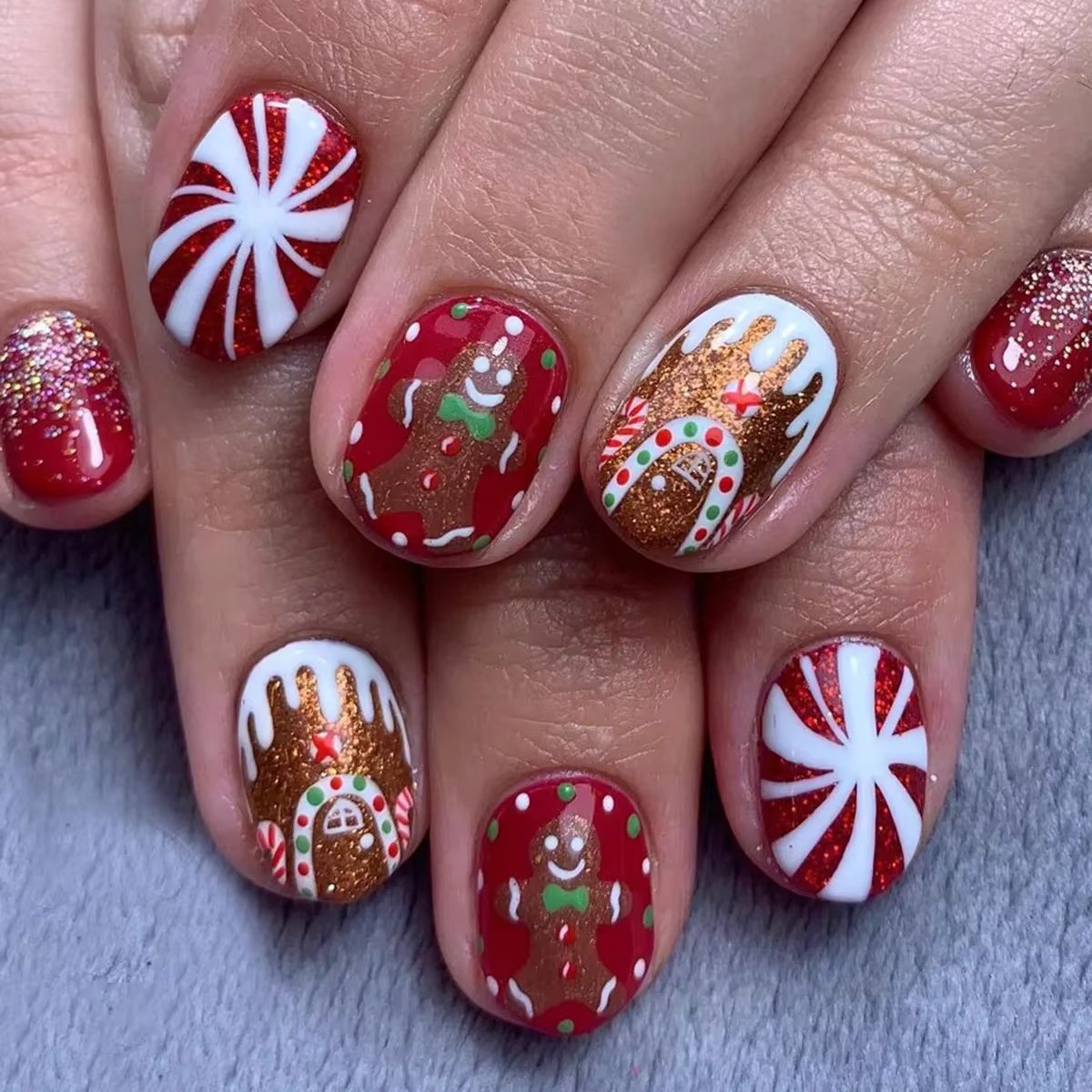 24Pcs Short Oval Press-On Nails Set - Adorable Christmas Gingerbread & Candy Cane Designs, Ideal for Women & Girls Holiday Party