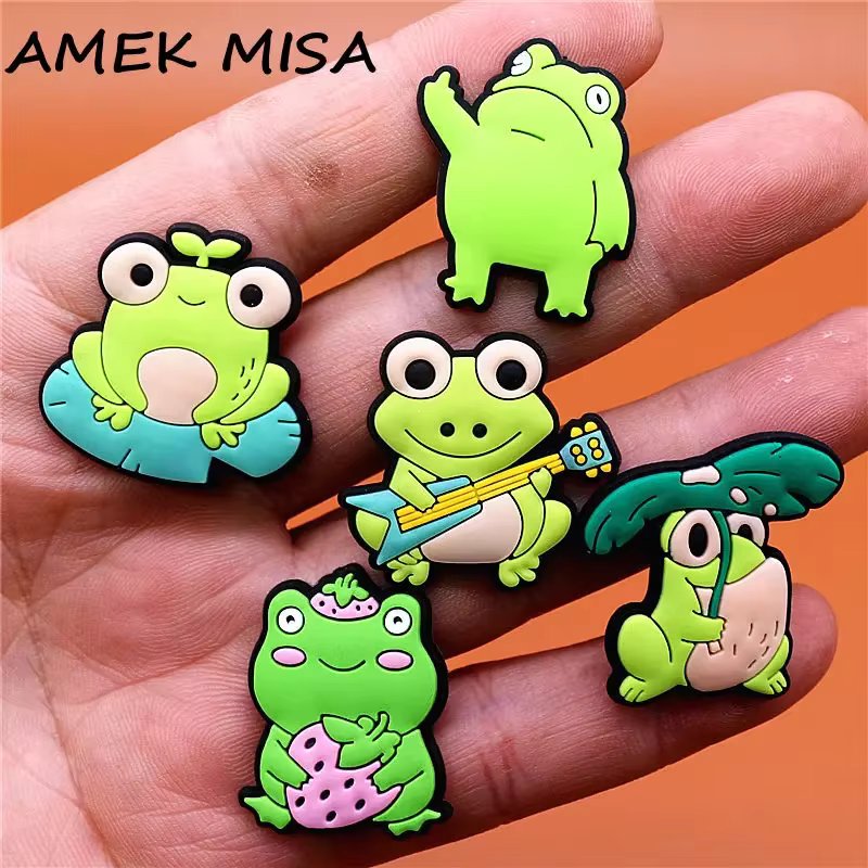 1pcs Funny Shoe Designer Charms Accessories PVC Arrogant Cute Frogs Clogs Buckle Decorations fit Party Kids Gifts