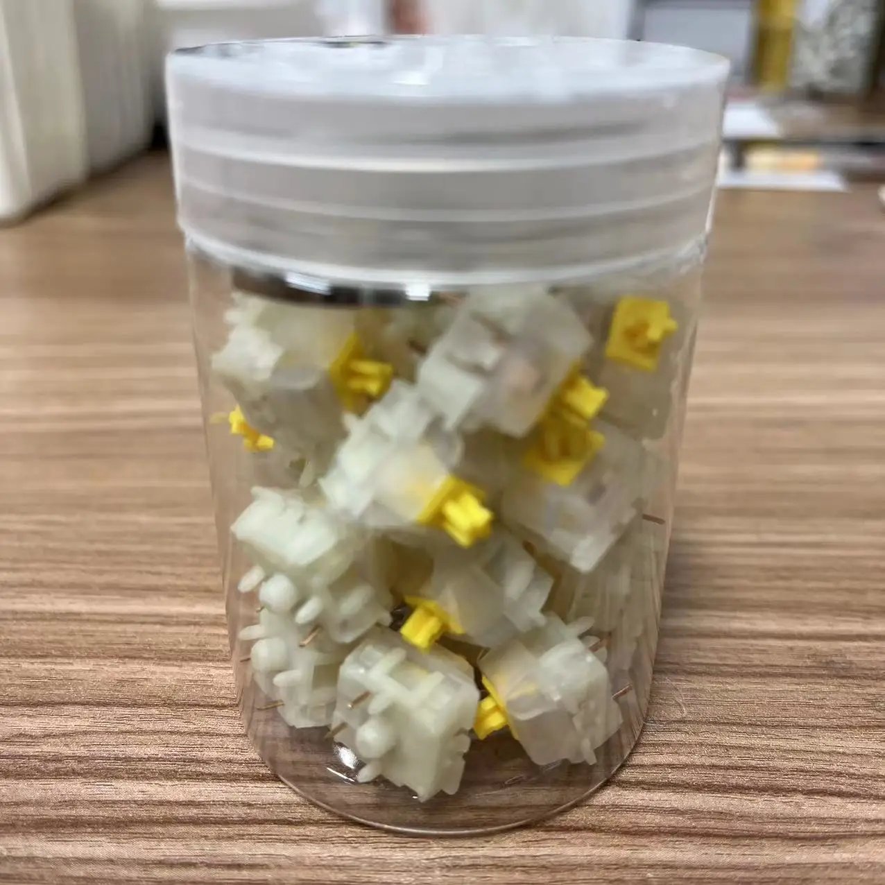 Milky Yellow-linear