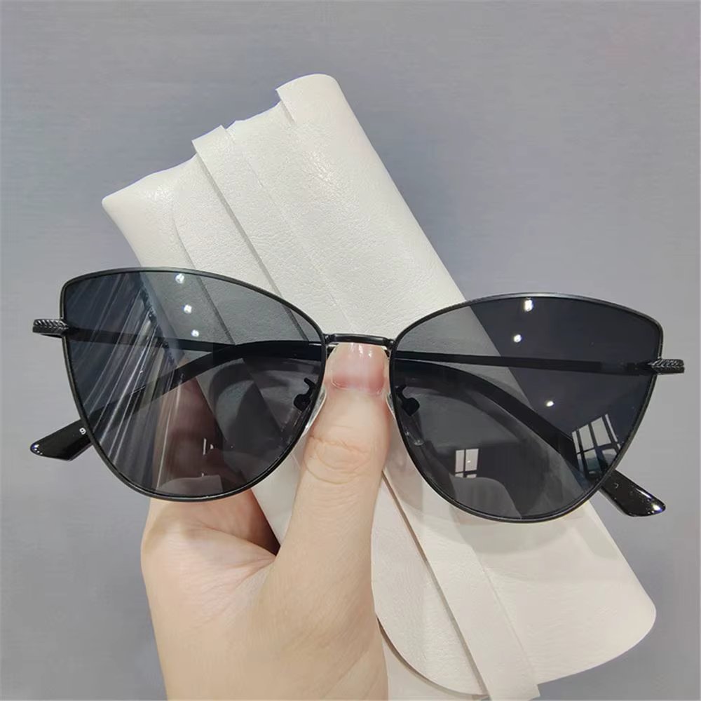 Small Vintage Cat Eye Sunglasses Hot Fashion Women Trending Summer Eyewear Popular Oversized Shades for Lady UV400
