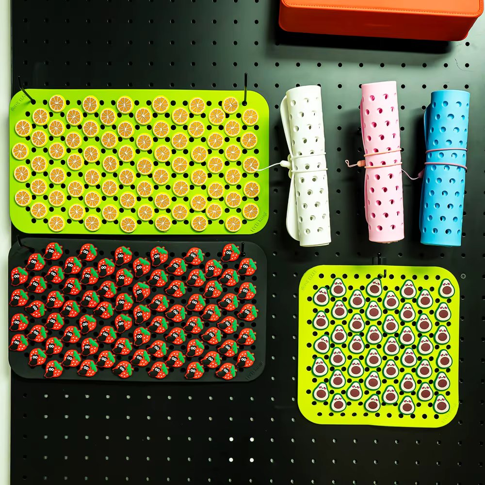 1pcs PVC 16*9 inches Soft Shoe Charm Display Pad Shoe Charm Portable Hanging Organizer Pins Storage Board Red Pink Black