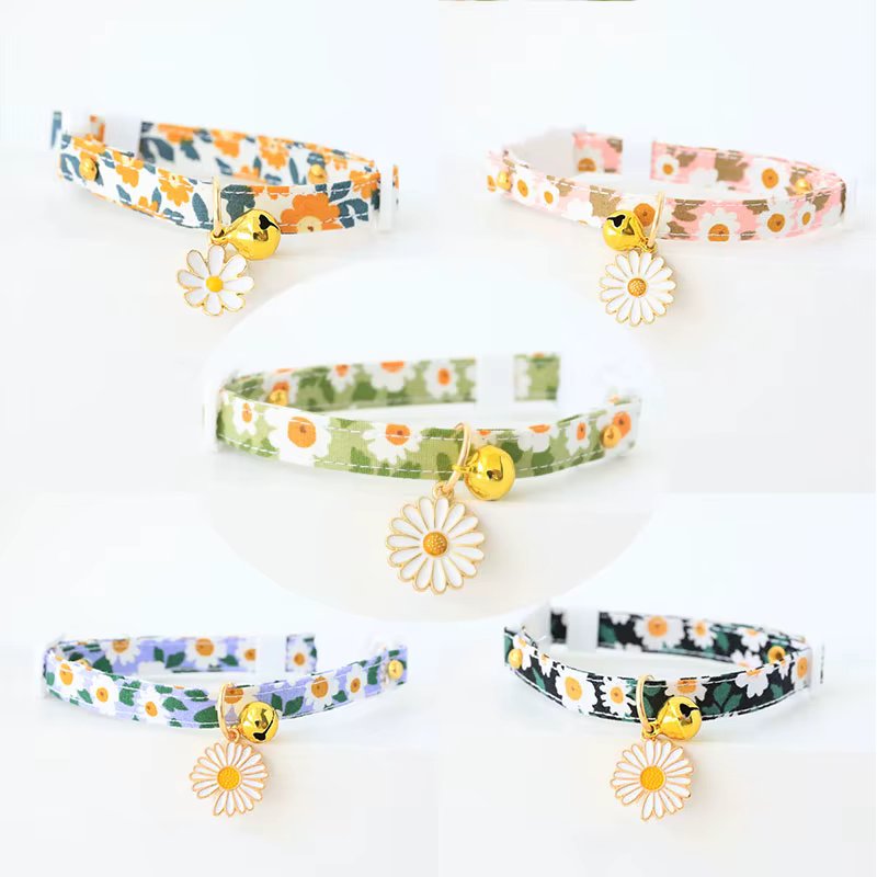 Daisy Cat Collar Adjustable Safety Collar with Bell Necklace for Cat Puppy Small Dog Flower Shape Pet Accessories Supplies