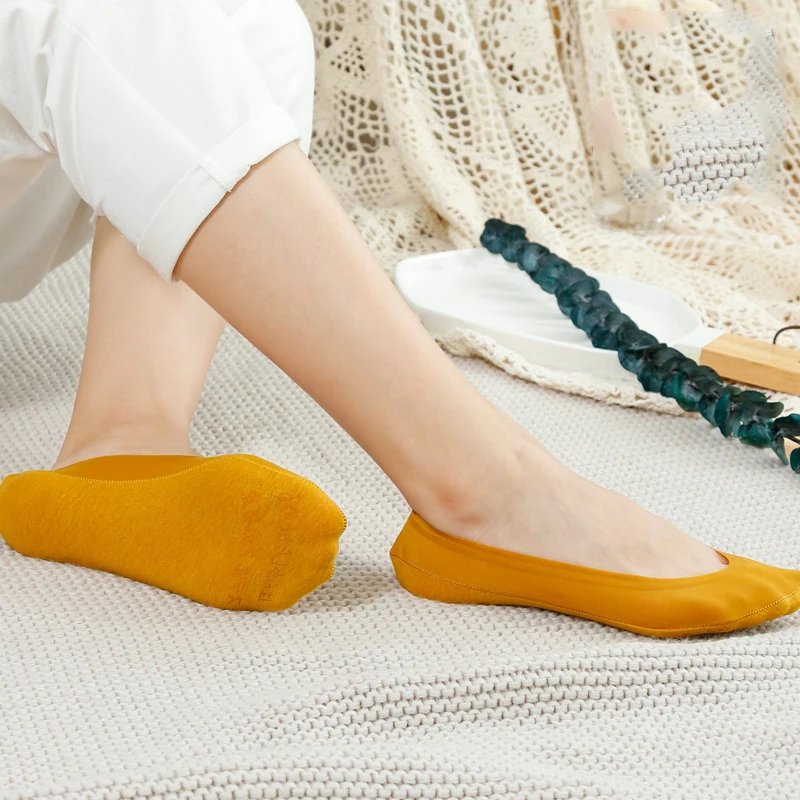 1 Pair Of Ice Silk Women Boat Socks Summer Thin Breathable Cotton Bottom Silicone Non-Slip Socks Shallow Mouth Invisible Socks
