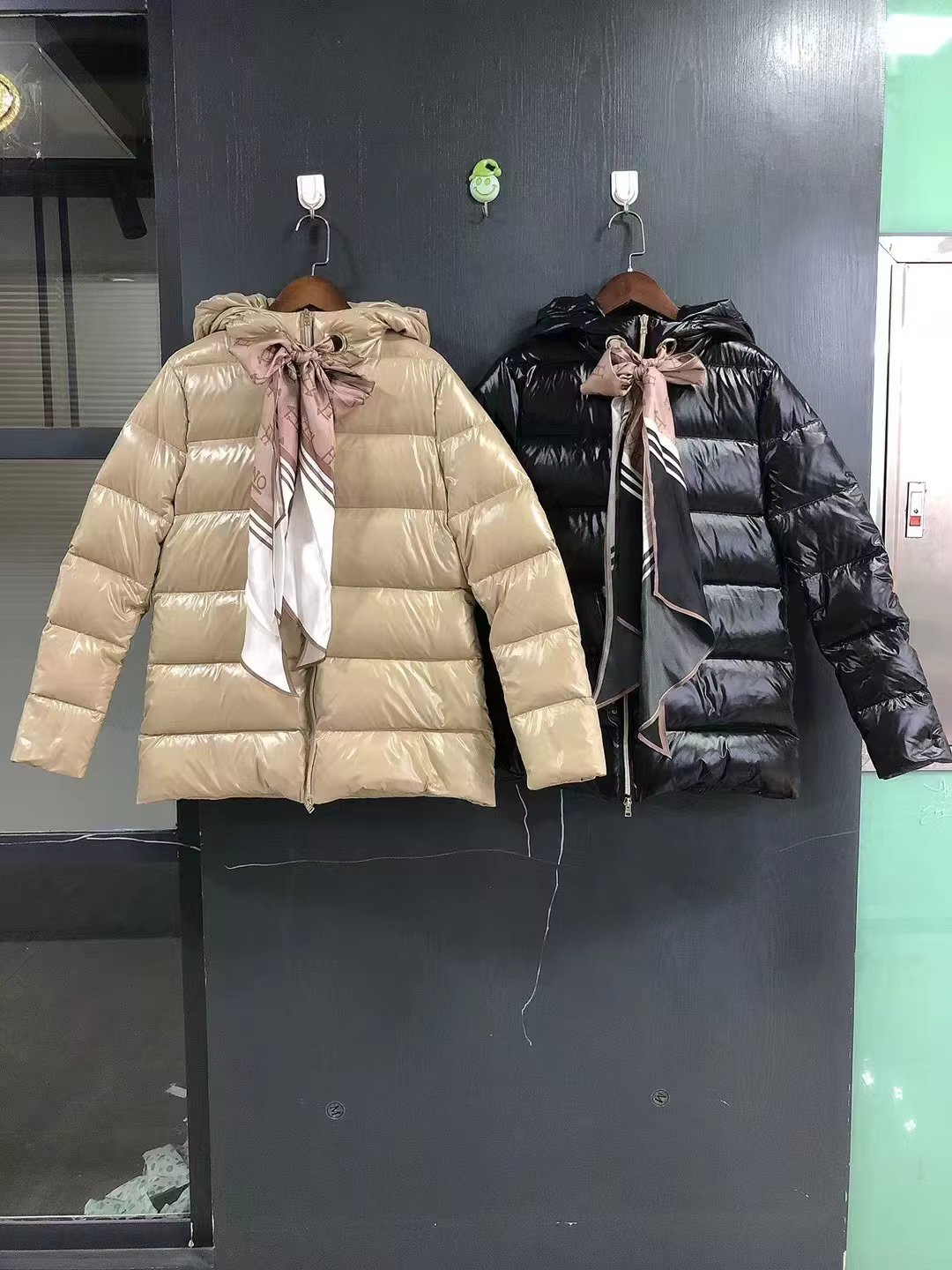 Hello, new solid color warm temperament commuting with scarves and down jackets