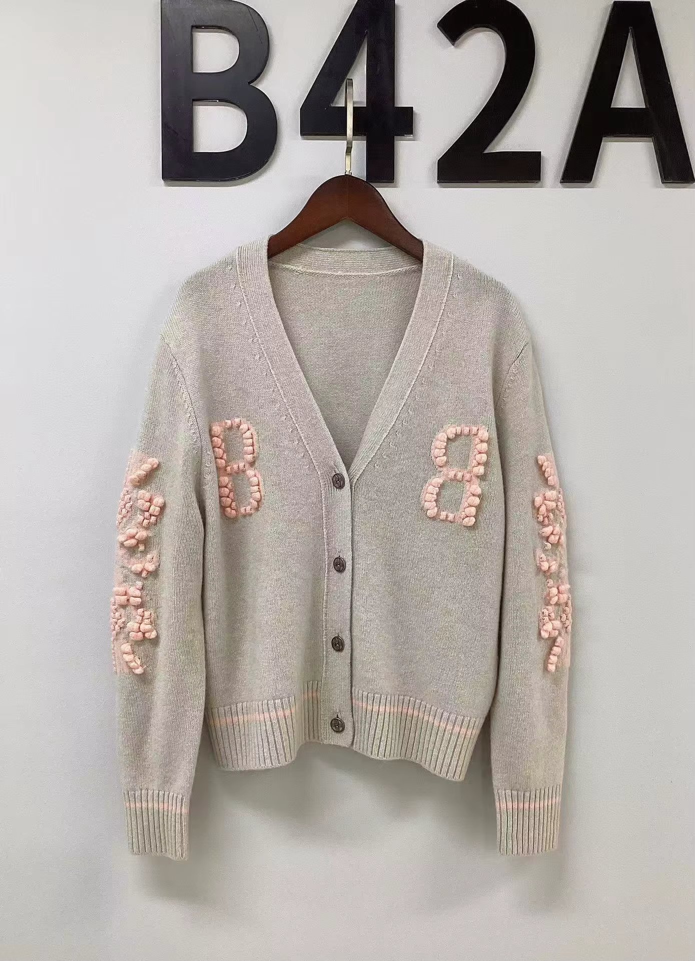 2024 new V-neck color blocked embroidered temperament commuting long sleeved cardigan sweater