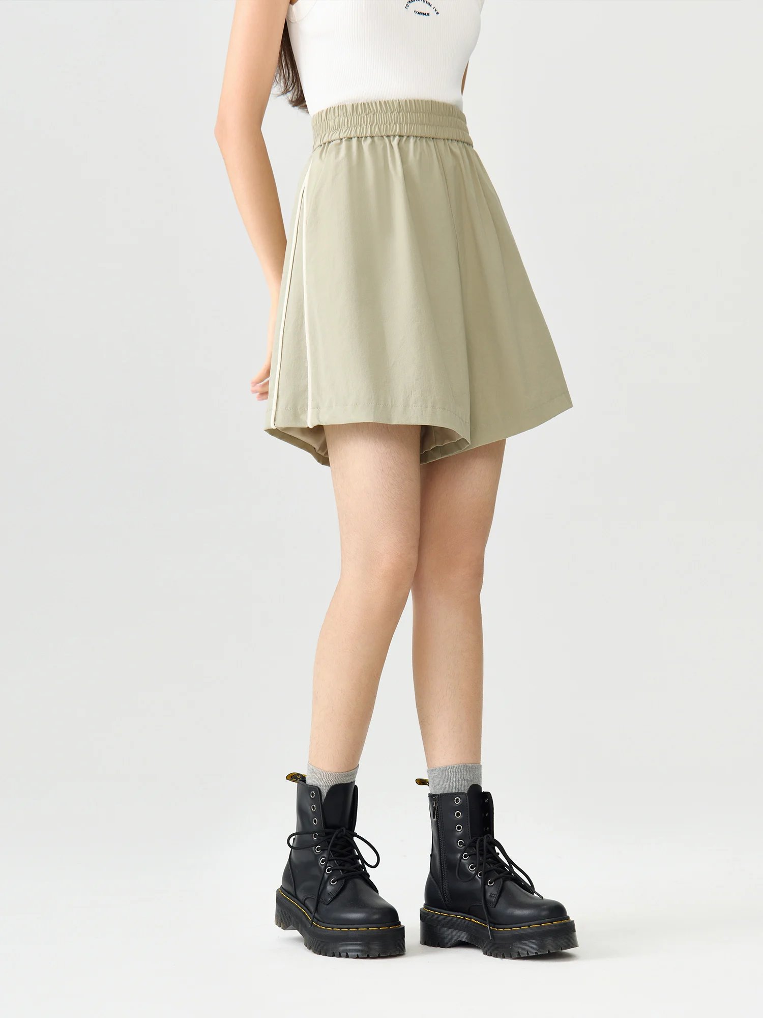 24DS83215 shorts