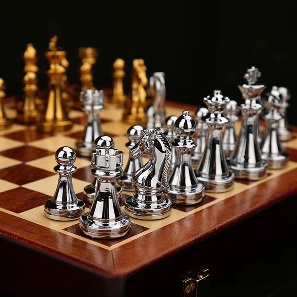 Metal International Chess Set with Wooden Chessboard Exquisite Storage Box Medieval Luxury Chess Set Family Game Toy Accessories