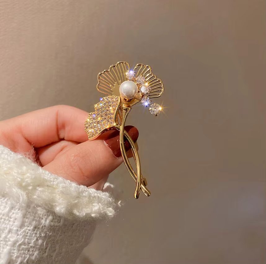 Stylish Imitation Pearl Camellia Flower Brooch Pins for Women Girls Minimalist Sweater Coat Brooches Wedding Party Jewelry Gifts
