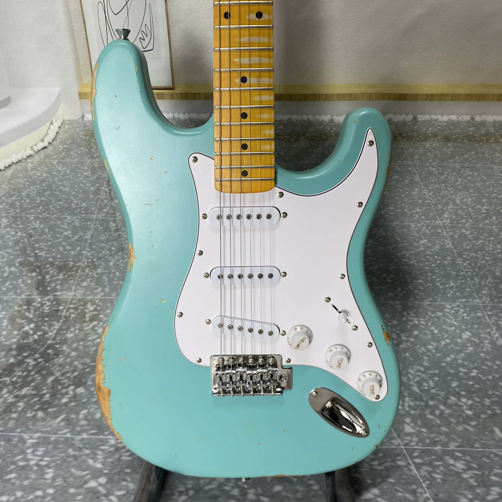 st Electric Guitar relics by hands Alder body Maple fingerboard 21frets Maple neck, ultra low price, fast delivery