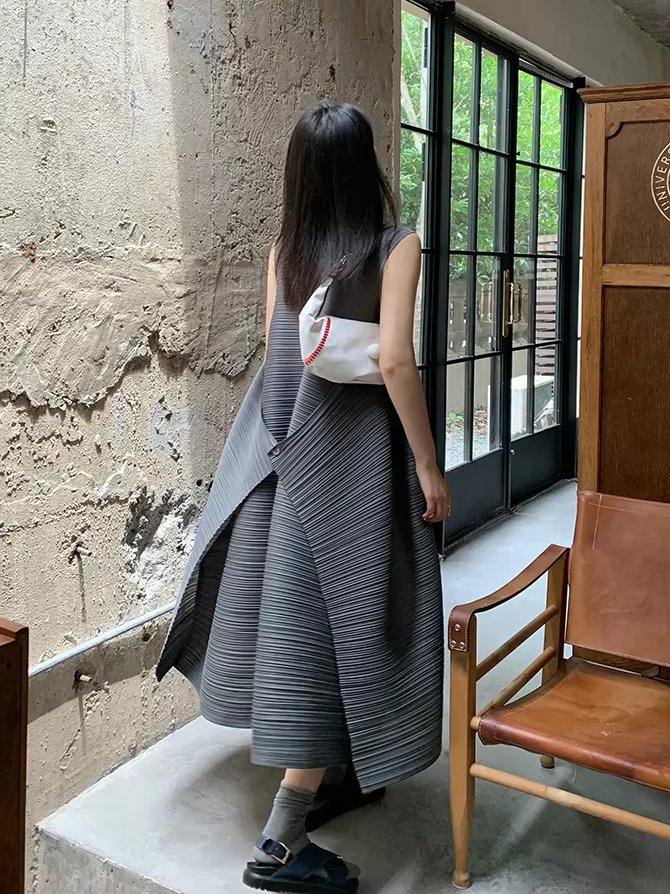 Fold Miyake Pleated Women's Dresses Loose Plus Size High Quality Sense of Elegance Sleeveless Mid-length Skirt 2025 Spring New
