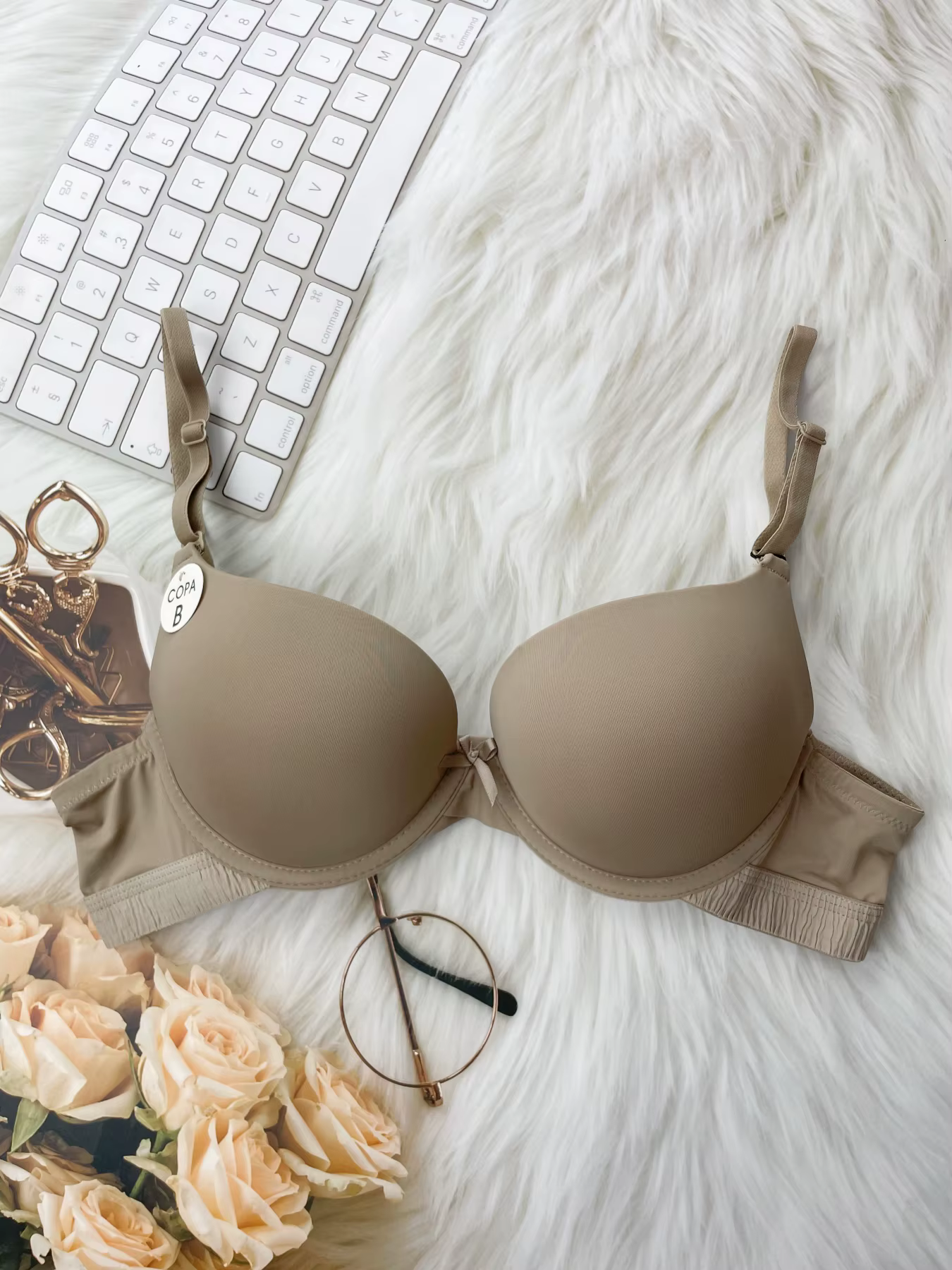 Upper thin and thick small breasts show big women's underwear gathered to support the sexy girl's bra