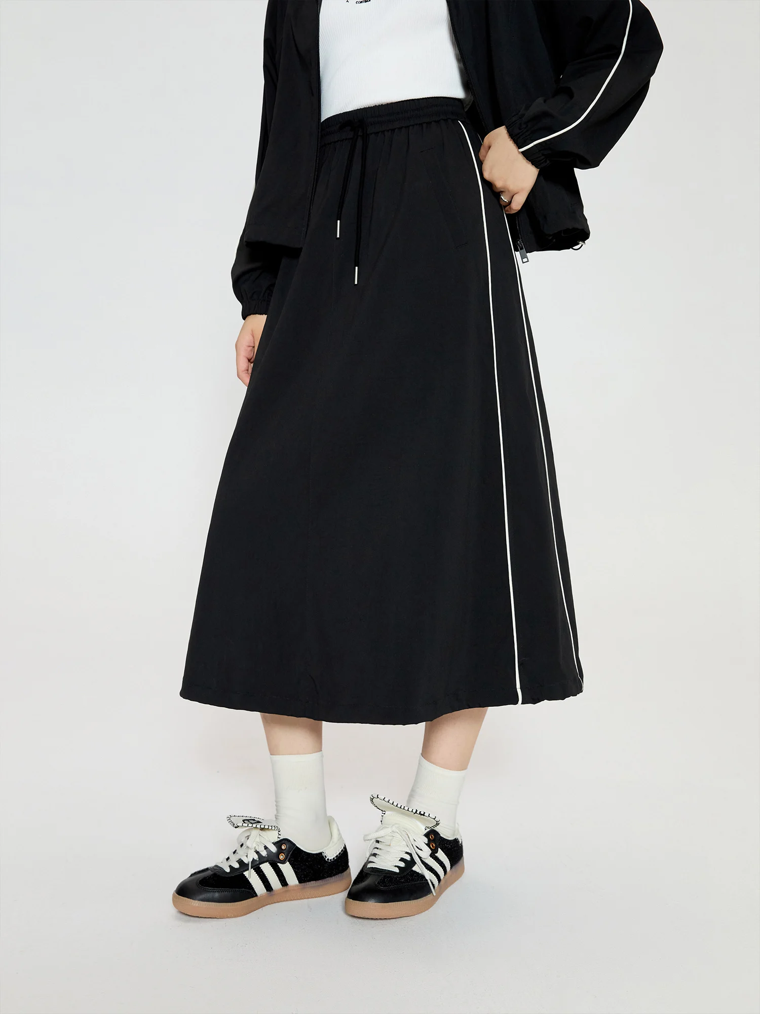 24DS83216 blackskirt