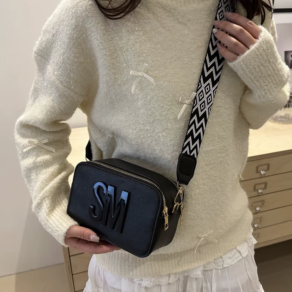 New Camera Bag with Wide Shoulder Strap and Letter Small Square Bag, Fashionable, Simple and Western Style, Single Shoulder Cros