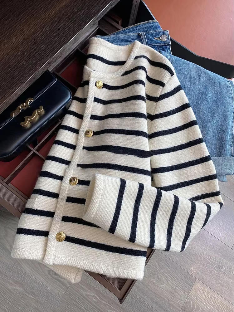 Autumn and winter Korean contrasting striped knitted cardigan women's winter single -row metal buckle pocket sweater cardigans