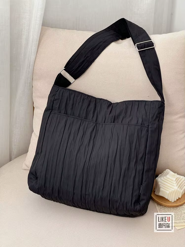 Literary Striped Pleated Shoulder Crossbody Bag Simple Casual Hundred Students Commuting Tote Bag