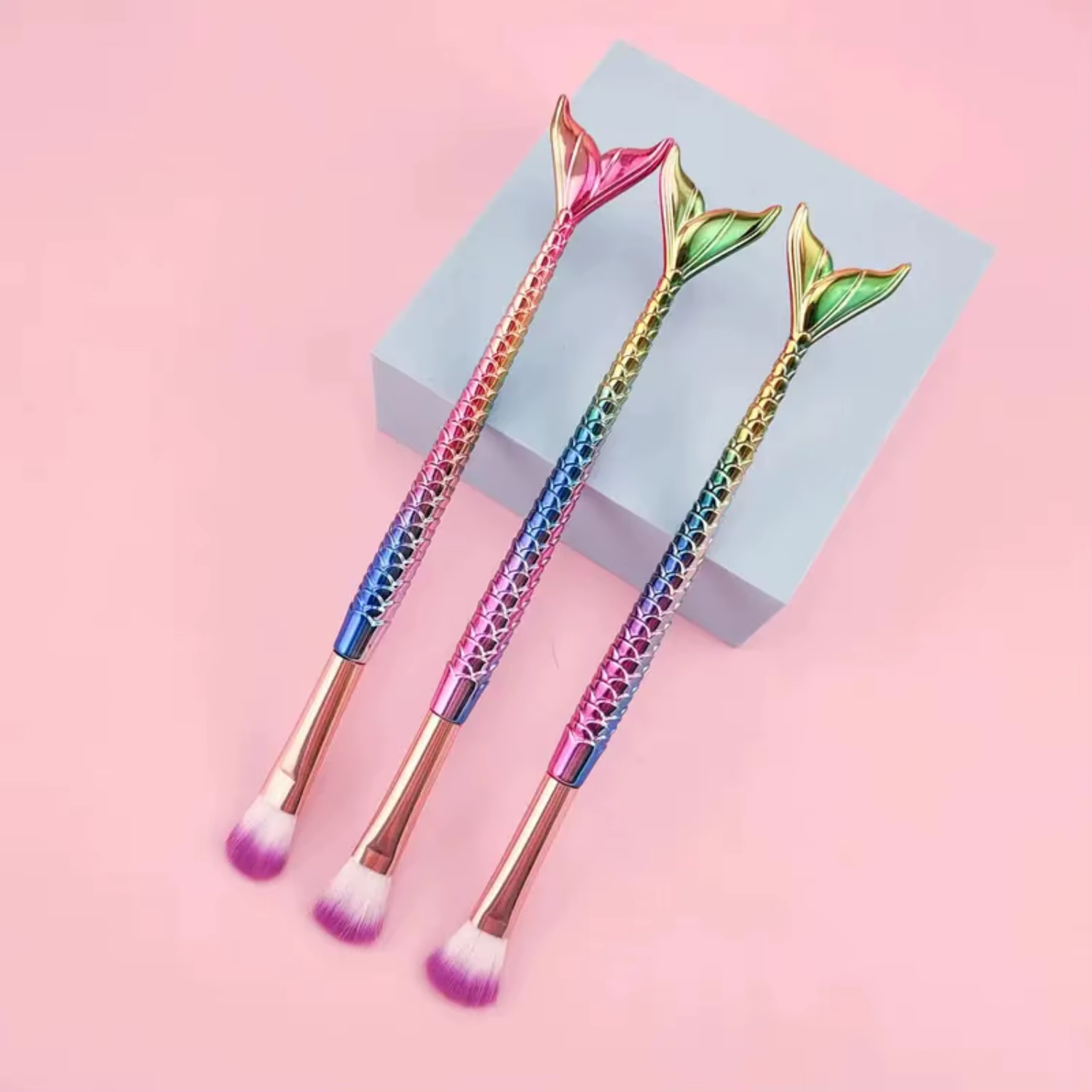 Colorful Mermaid Fishtail Makeup Brush - Professional Eyeshadow Brush for Beauty Makeup