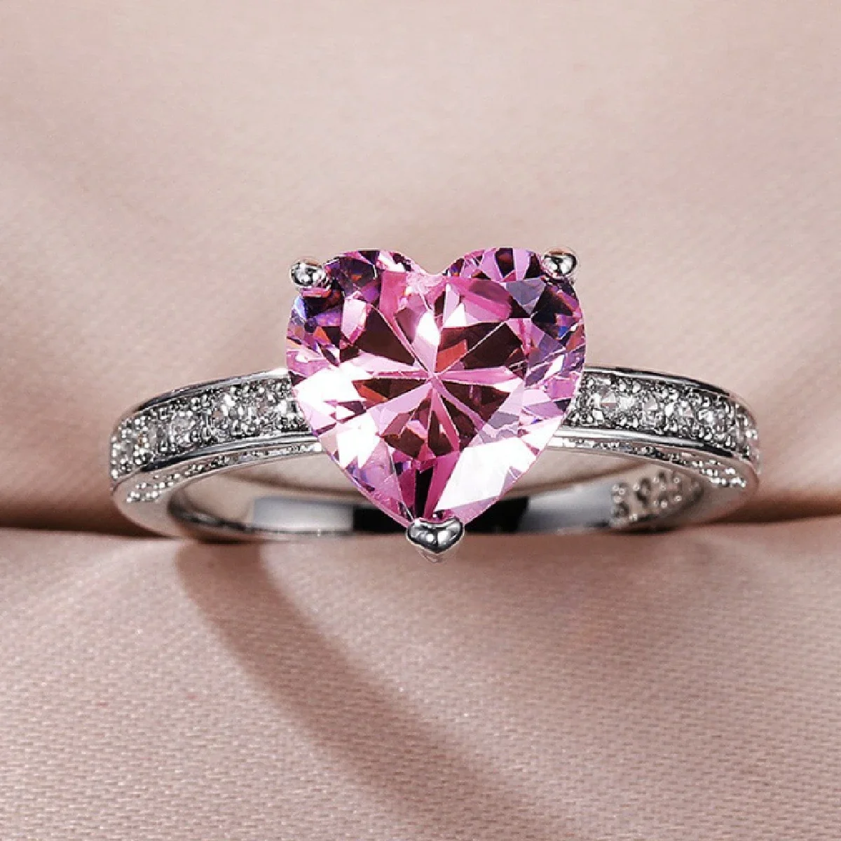 1 Heart-shaped Pink Zircon Inlaid Wedding Ring for Outdoor Play