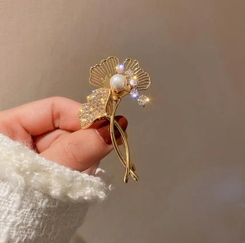 Exquisite Green Crystal Butterfly Brooch for Women Girls Metal Lapel Pins Suit Sweater Badges Jewelry Accessories Gift