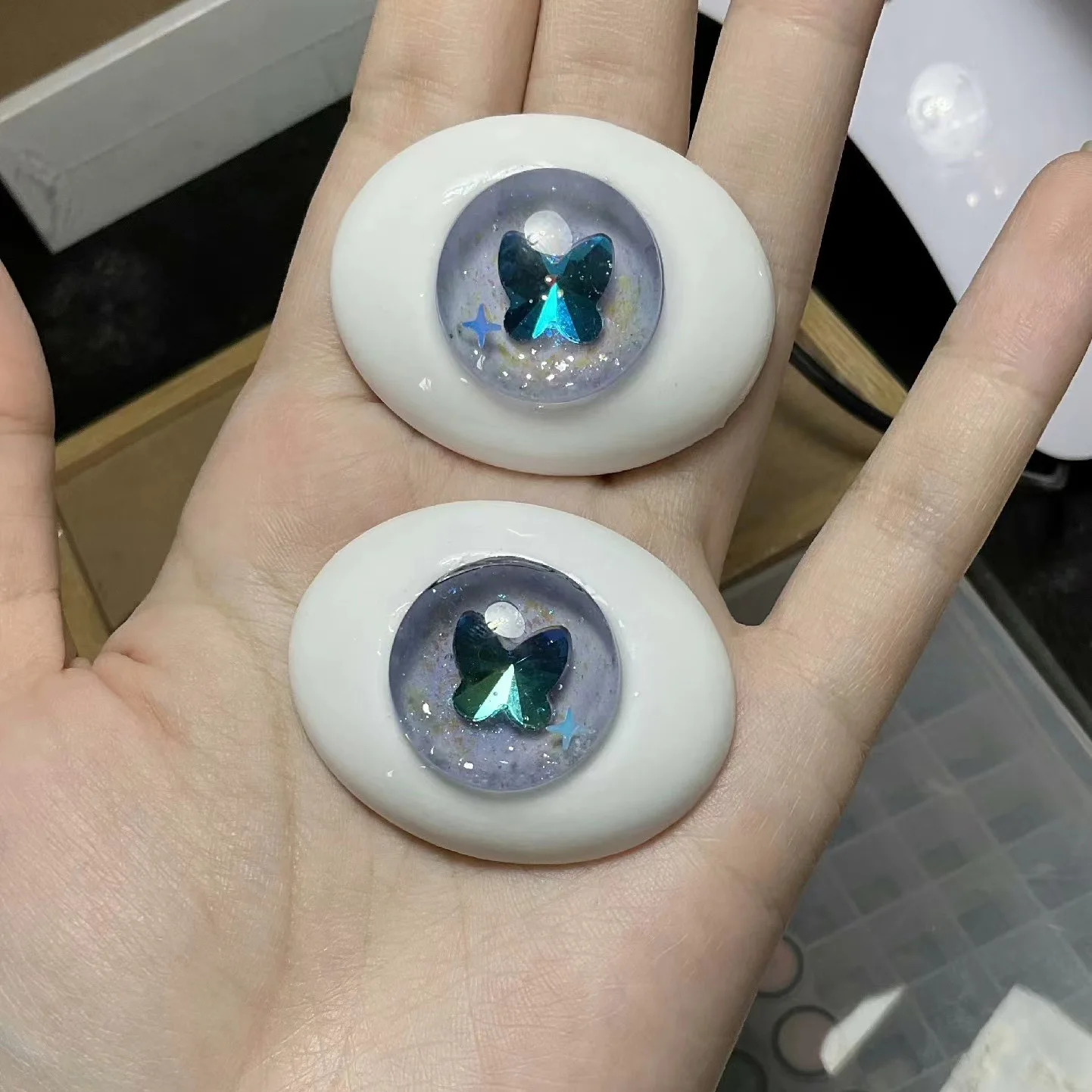 N-a pair eyes