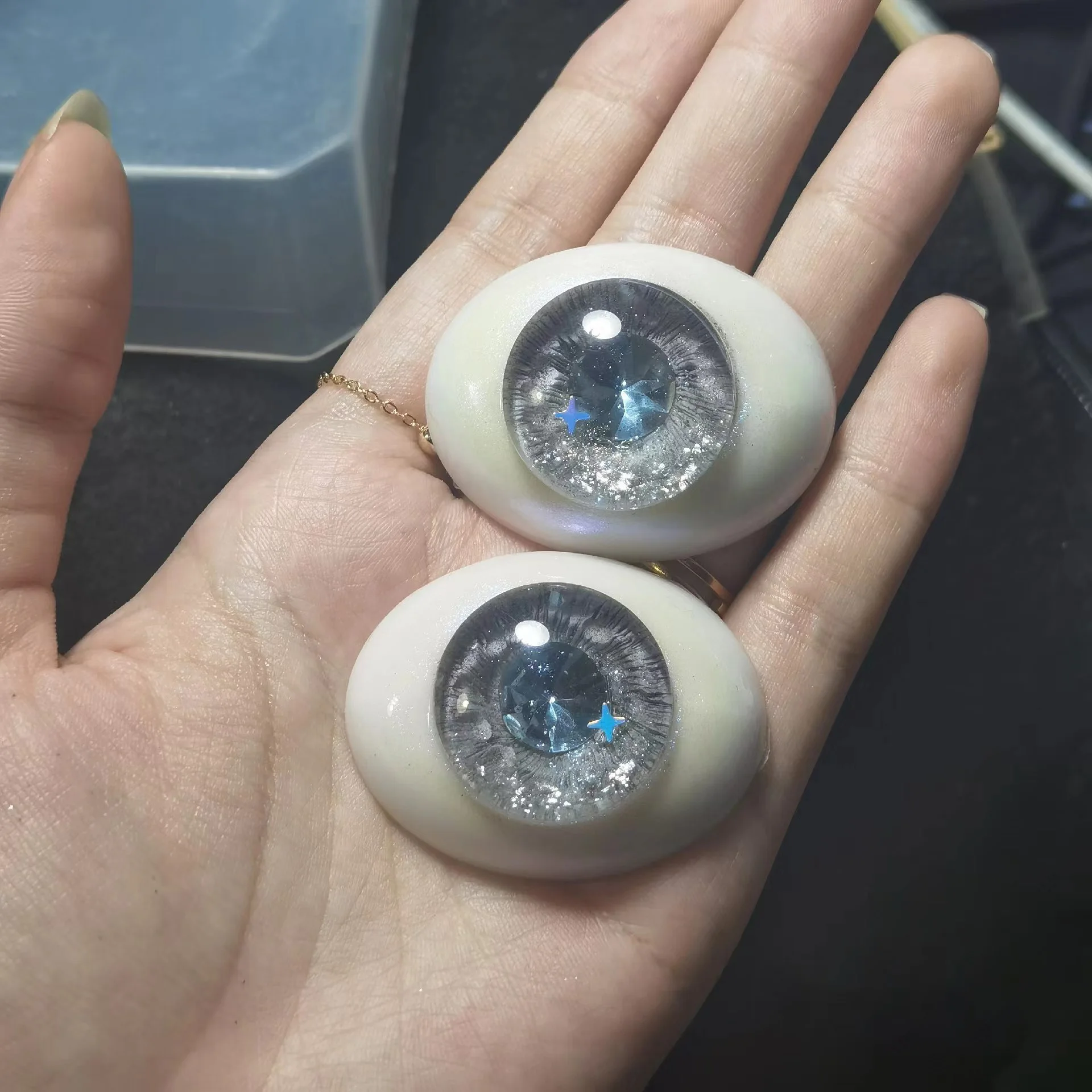 S-a pair eyes