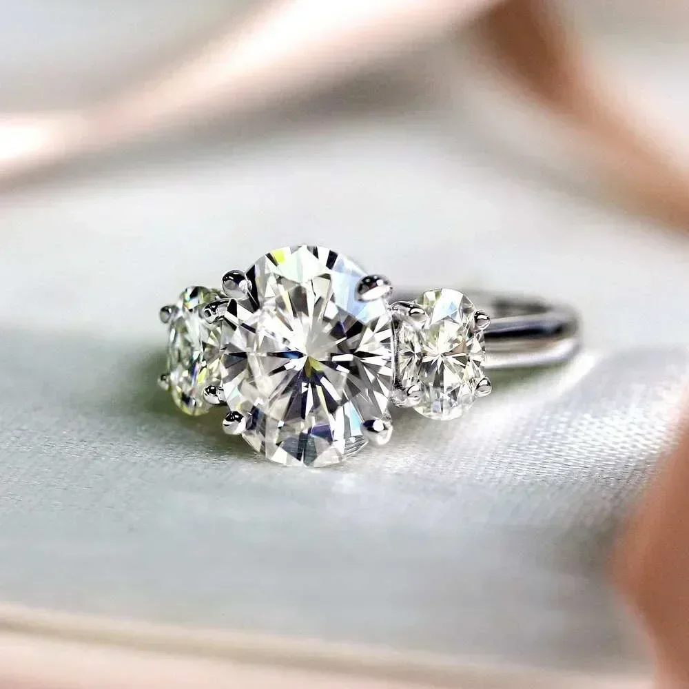 Fashionable Mosang Stone Diamond Ring with A Small Design Sense: Ins Style Explosive Flashing  Temperament Jewelry