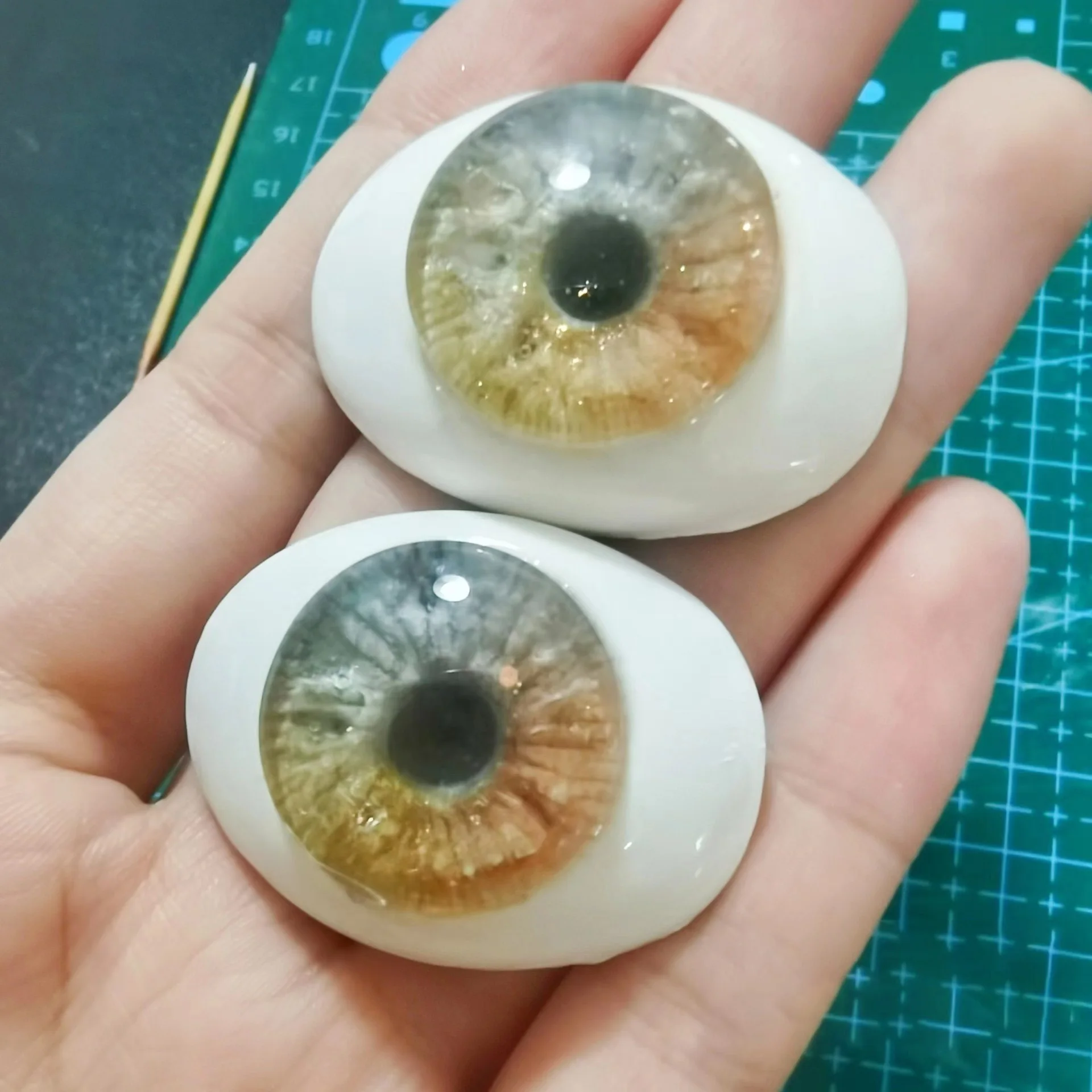 G-a pair eyes