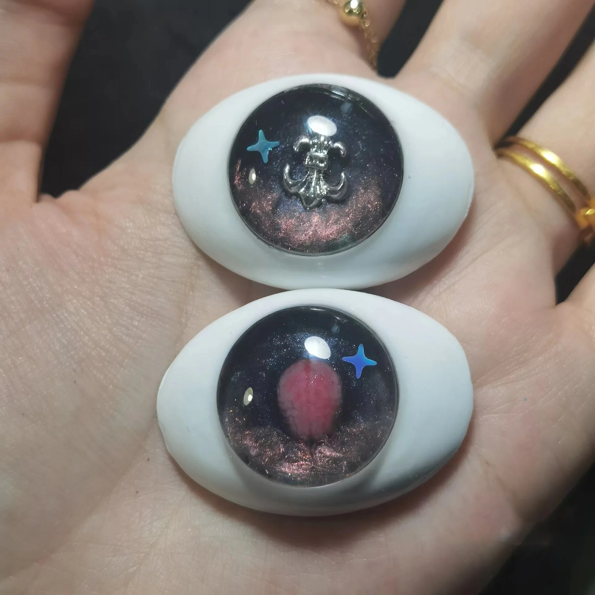 M-a pair eyes
