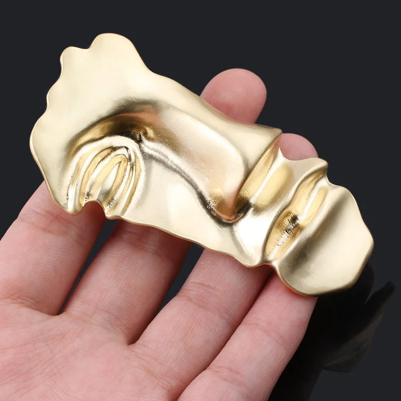 2023 Exaggerated Brooches for Women Gold Color Metal Western Accessories Hijab Pins Half Human Face Brooches Personality Pins
