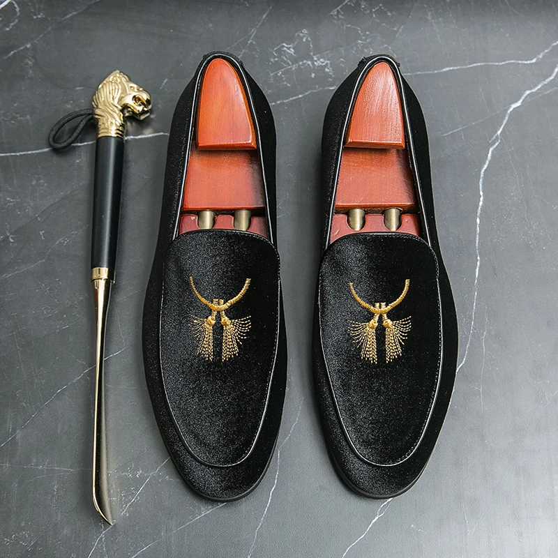 Designer Trend Velvet Embroidery Leather Driving Shoes For Men Formal Wedding Prom Dress Homecoming Sapatos Tenis Masculino