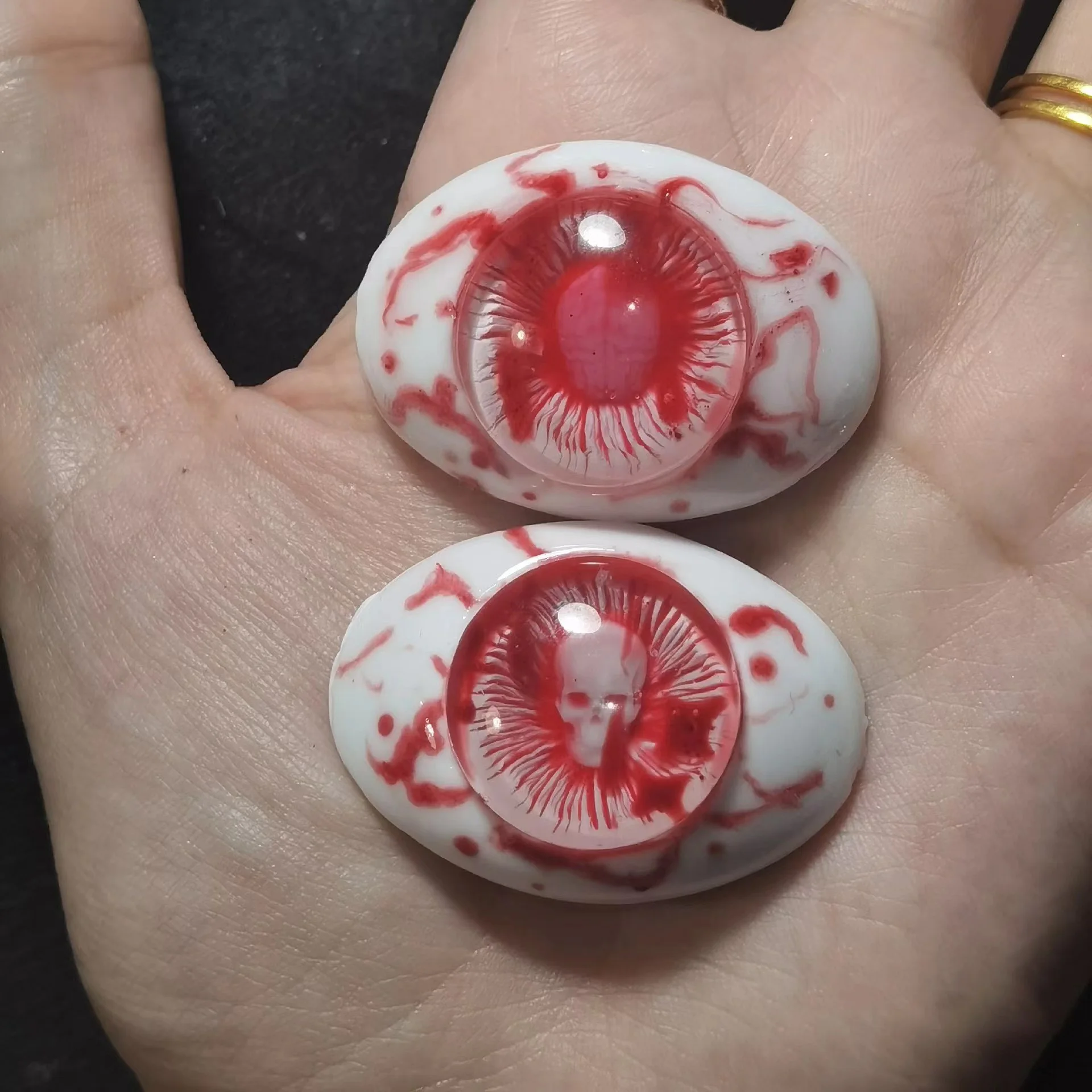 R-a pair eyes