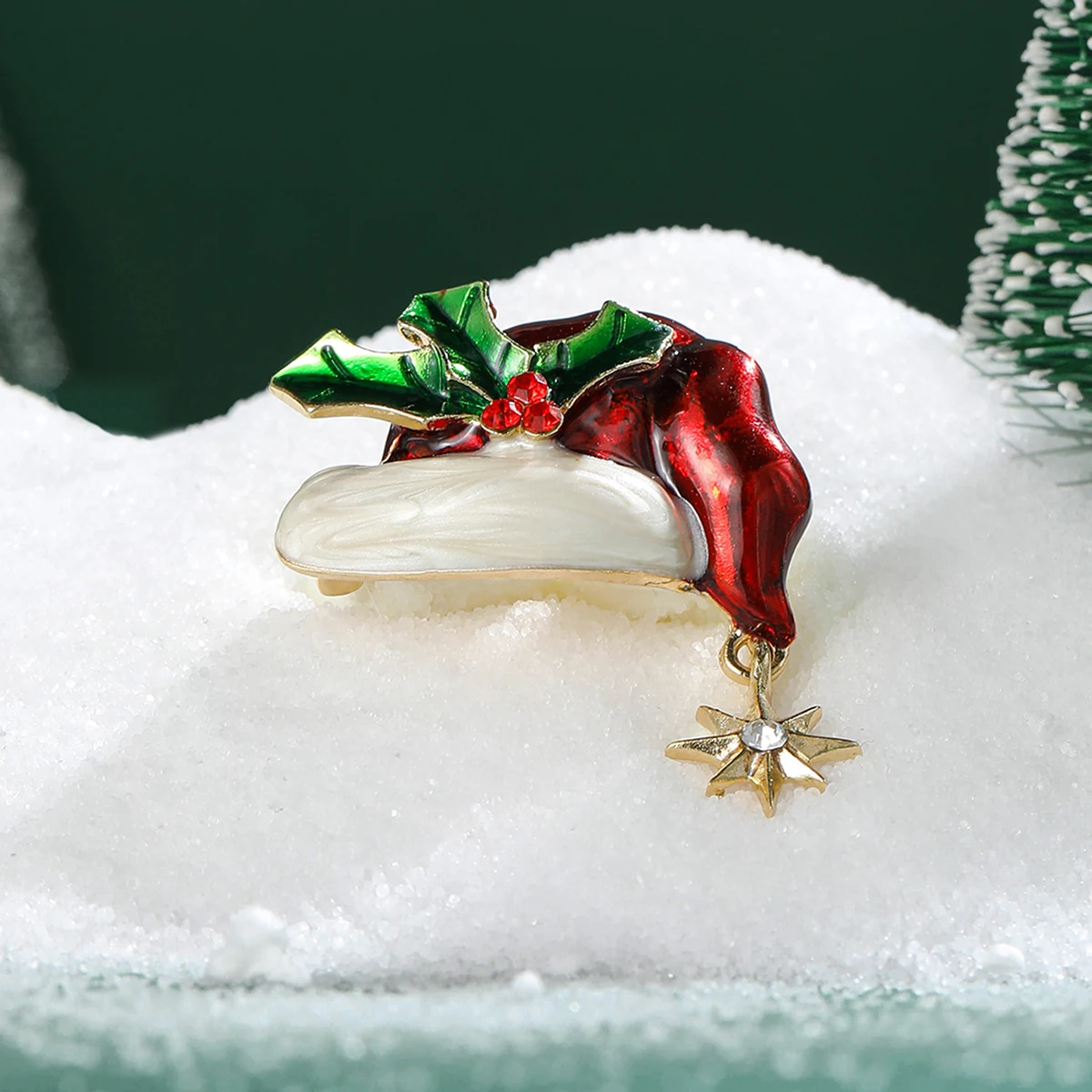 Christmas Enamel Christmas Hat Brooches for Women Unisex Rhinestone Star Pin Event Party Backpack Decoration Clothes Accessories
